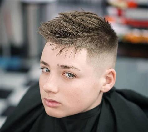 Frisuren für Teenager Jungs 2024: Trends fürs neue Schuljahr